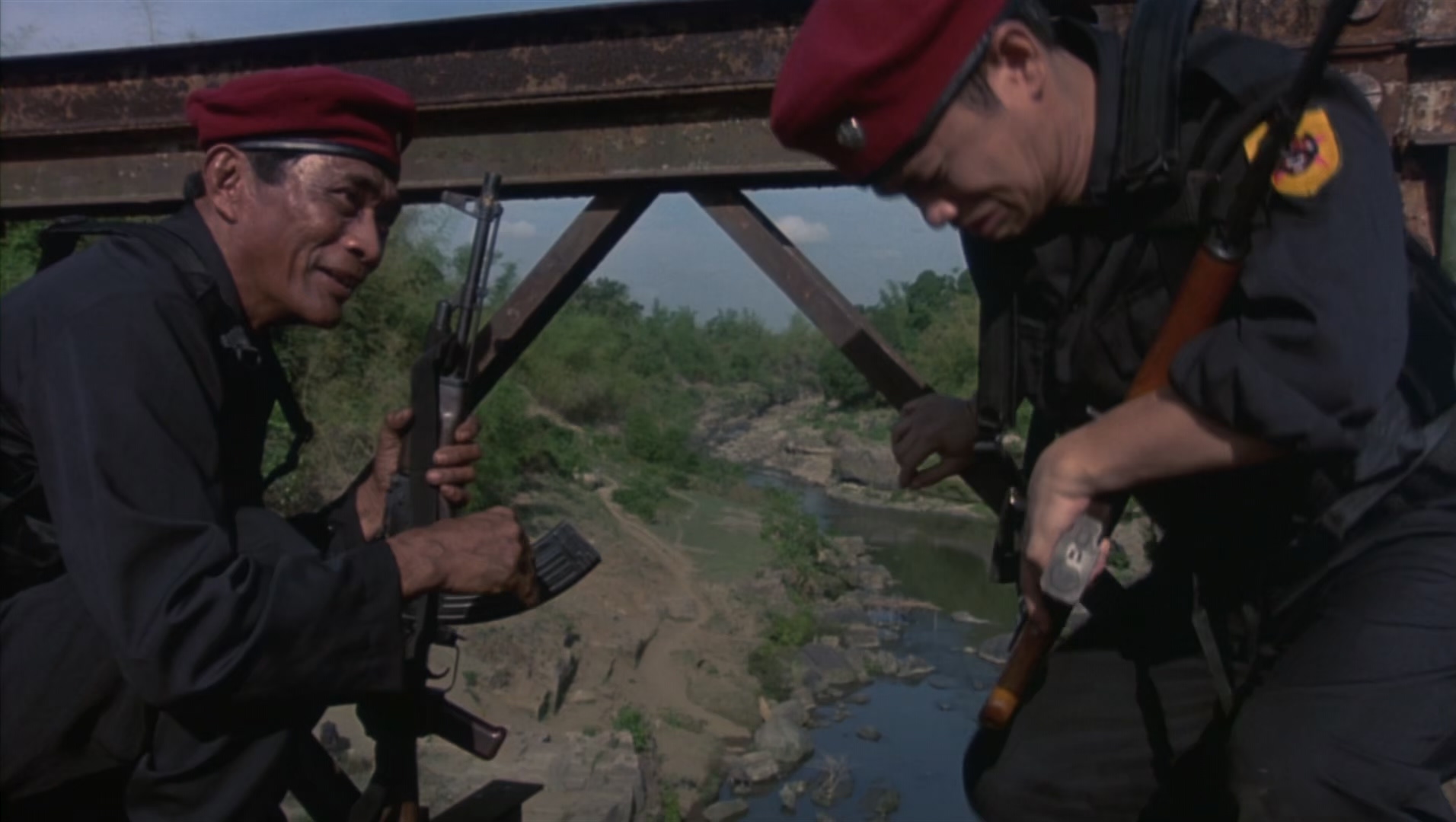 越南追击Behind.Enemy.Lines.1997.1080p.BluRay.x265.hclg.mkv_20250310_160057.390.jpg