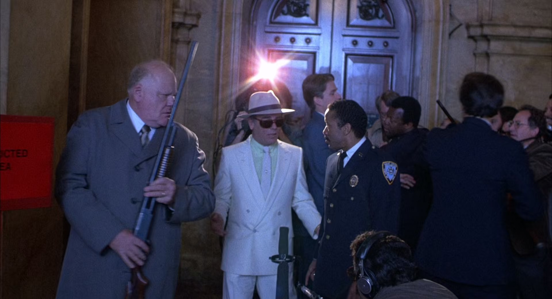 嫁入黑帮.Married.to.the.Mob.1988.1080p.BluRay.x265.国英双语无字.mkv_20250417_220.jpg