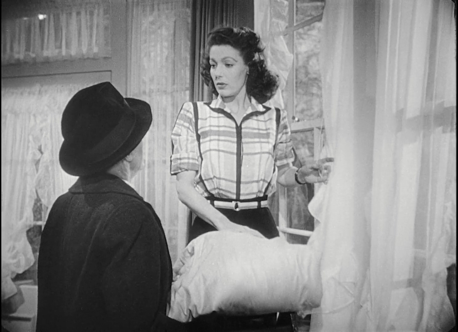 The.Stranger.1946.REMASTERED.1080p.BluRay.H264.AAC-RARBG.mp4_20250513_122356.824.jpg