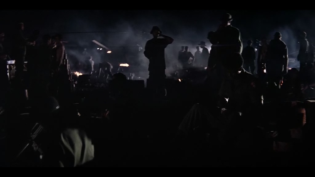 apocalypse.now.redux.1979.现代启示录.双语字幕.hr-hdtv.ac3.1024x576.x264-人人影视.jpg