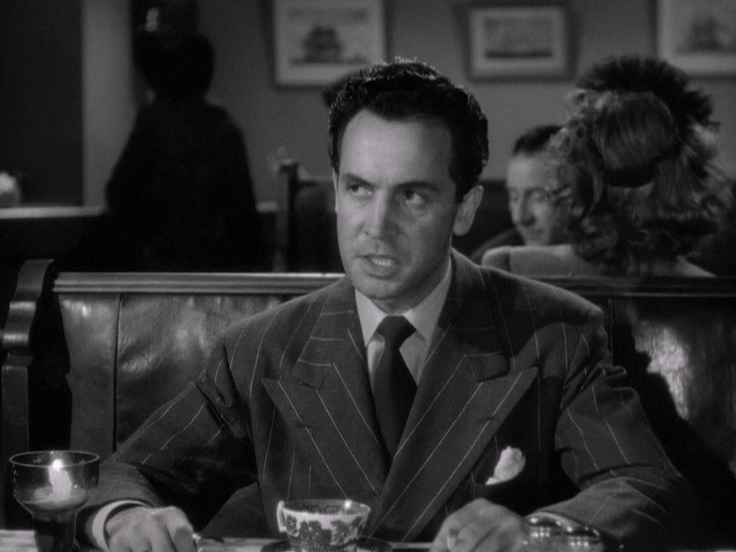 Decoy.1946.Upscale.1080p.DVD.x265.HEVC.AC3-SARTRE-bylh.mkv_20250528_221338.641.jpg