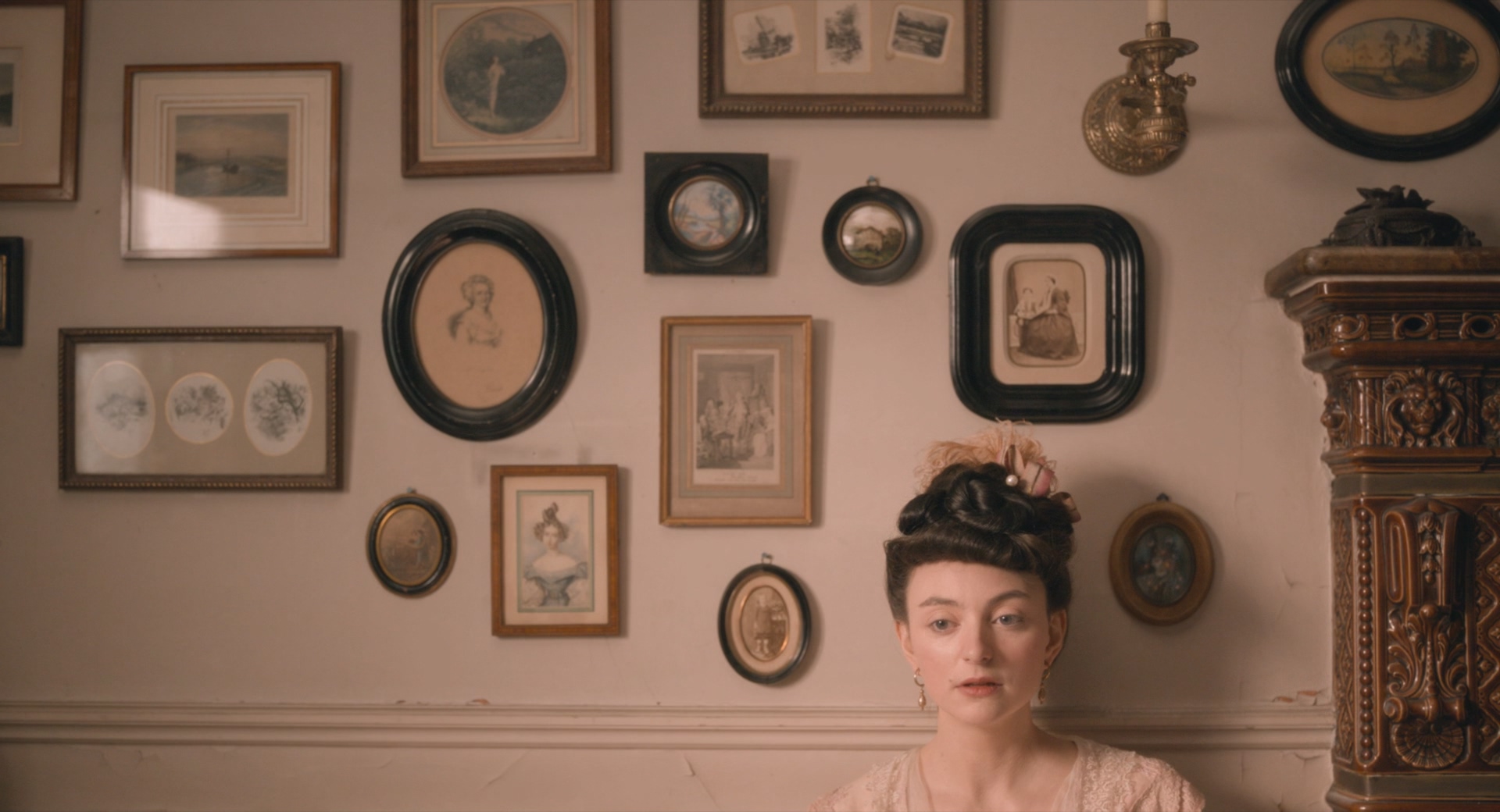 Curiosa.2019.1080p.BluRay.x265.10bit.DTS-SONYHD.mkv_20250531_002206.129.jpg