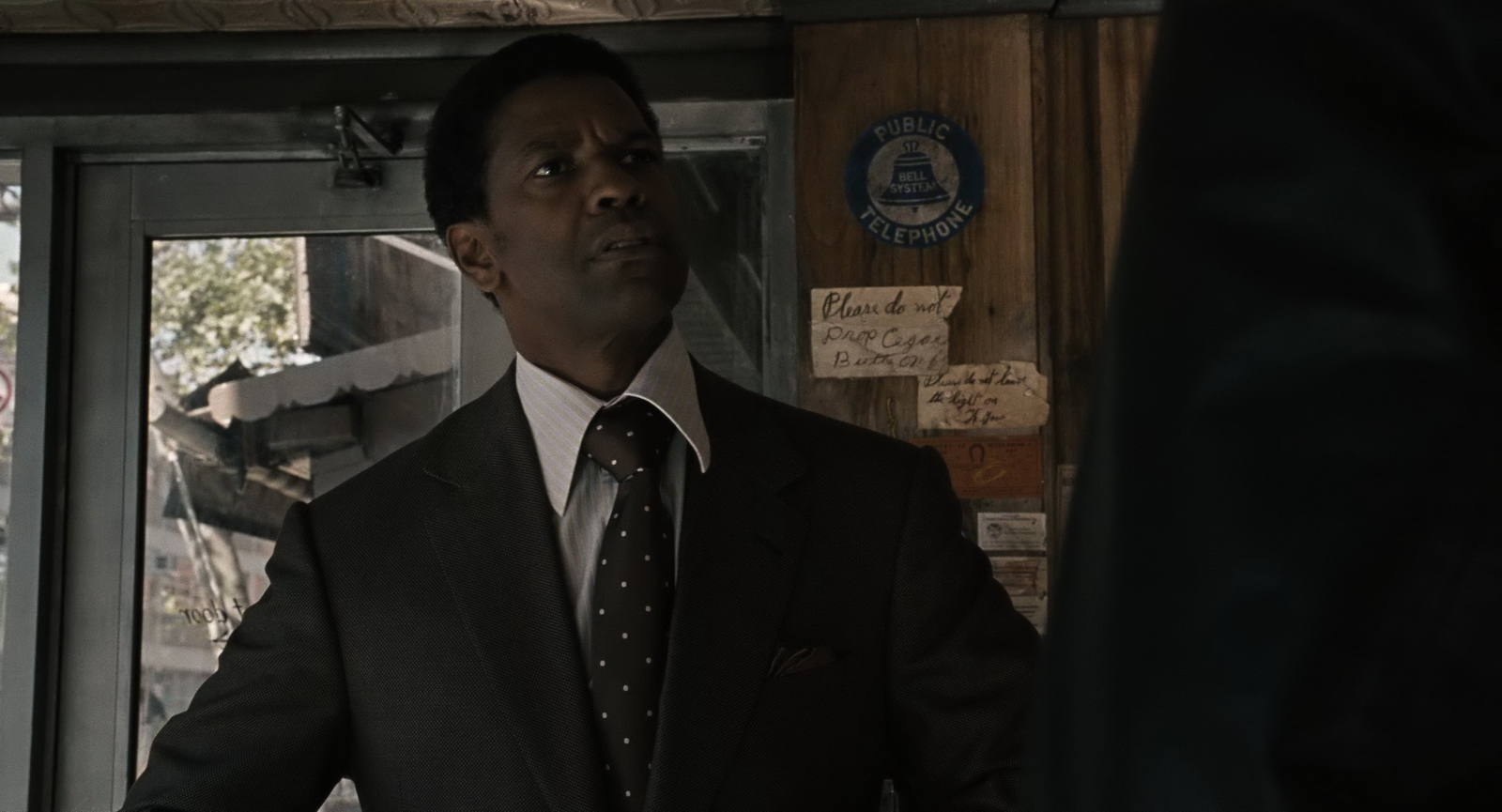 American.Gangster.2007.EXTENDED.2160p.UHD.BluRay.x265.10bit.HDR.DTS-X.7.1-RARBG-.jpg