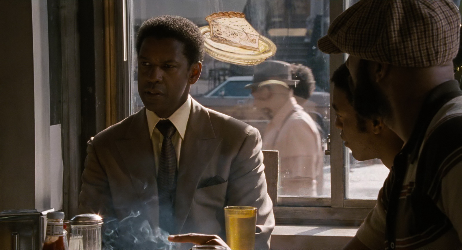 American.Gangster.2007.EXTENDED.2160p.UHD.BluRay.x265.10bit.HDR.DTS-X.7.1-RARBG-.jpg