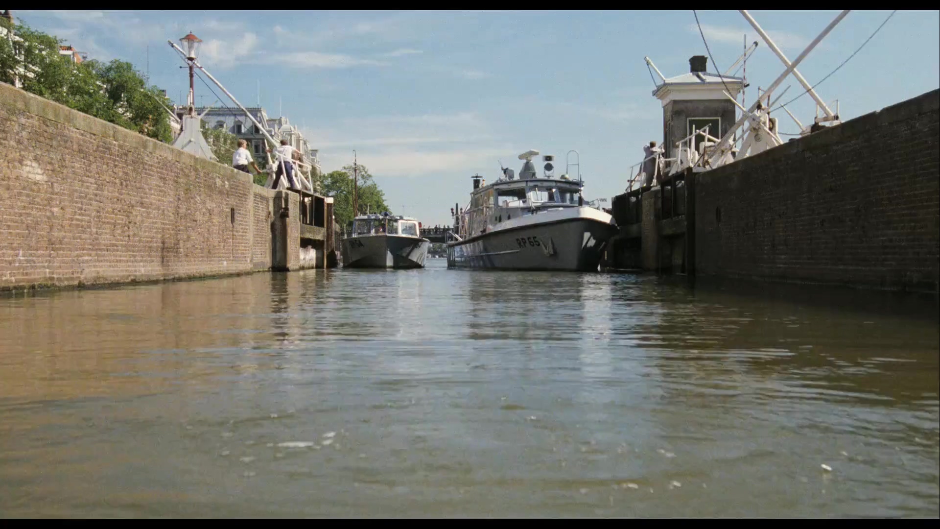 阿姆斯特丹的水鬼.Amsterdamned.1988.2Audio.CN.mkv_20250712_154407.035.jpg