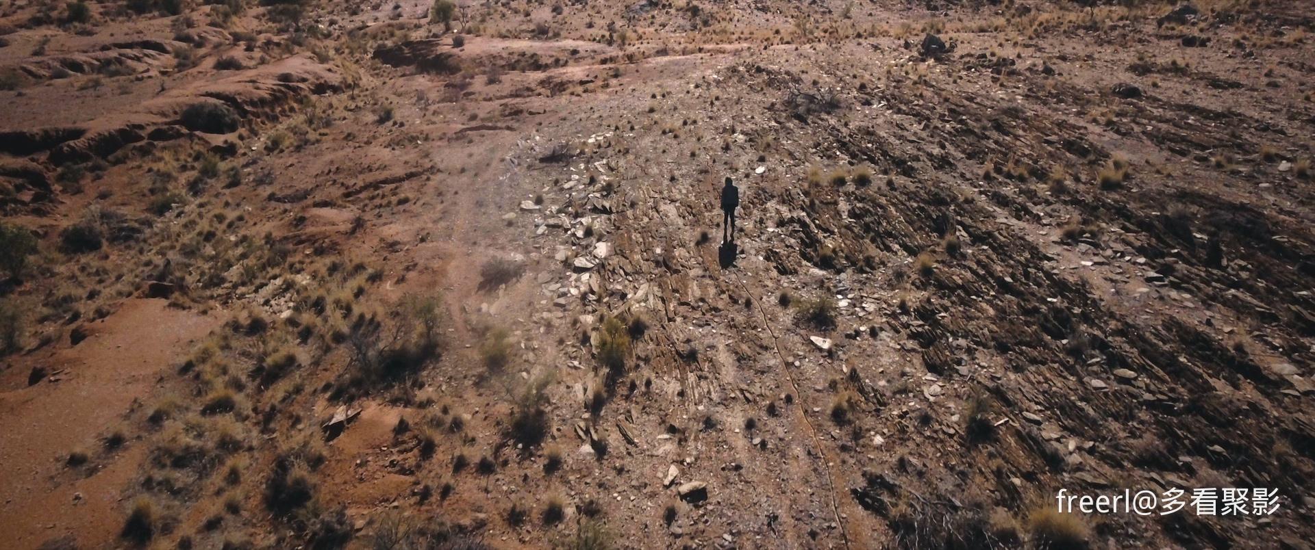荒野求生.Outback.2019.1080p.BluRay.x265.流媒体国英双语中字.mkv_20251023_112144.957.jpg